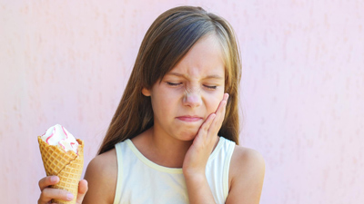 बच्चों के दांतों और मसूड़ों को खराब कर देते हैं ये 5 फूड्स, खानपान में बरतें सावधानी